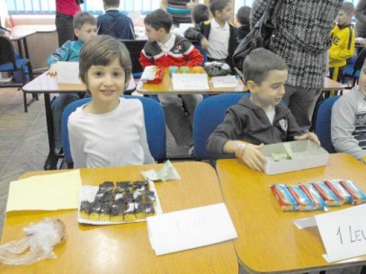 Târg de dulciuri şi icoane pe sticlă la Şcoala Nicolae Tonitza